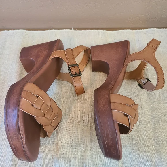 BOC Tan Platform Sandals - Picture 4 of 6